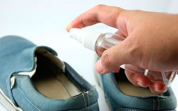 When treating the fungus, it is necessary to treat the shoes with a special solution. 