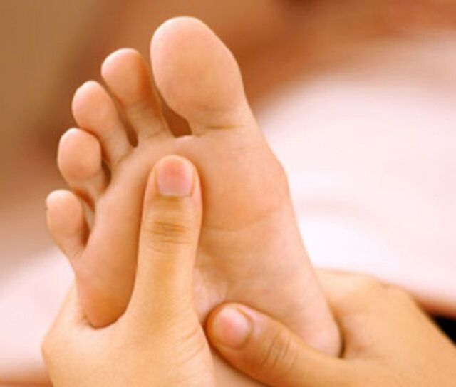 A fungal infection mainly manifests itself as skin peeling on the feet and itching. 